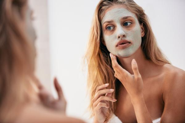 Mascarilla de arcilla verde para la cara: beneficios y cómo hacerla - Mascarilla de arcilla verde para el acné
