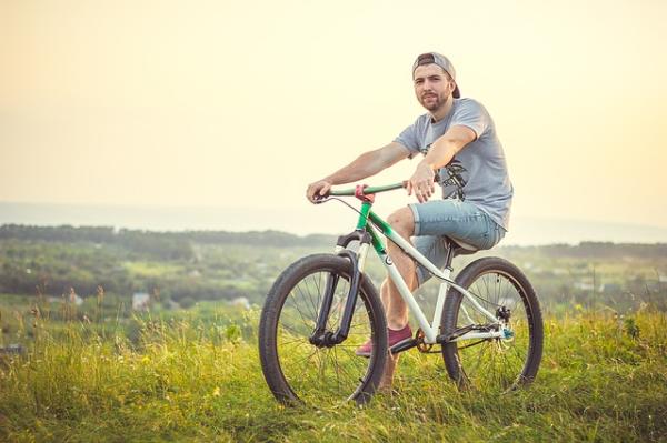 Trucos para fortalecer las piernas - Hacer bicicleta, excelente para alcanzar tu meta