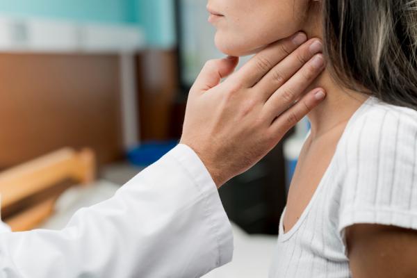 Glándulas salivales inflamadas: causas, síntomas y tratamiento