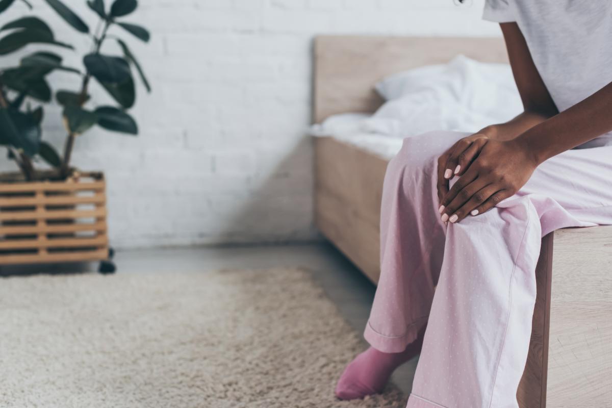 Dolor de rodilla durmiendo: causas y tratamiento