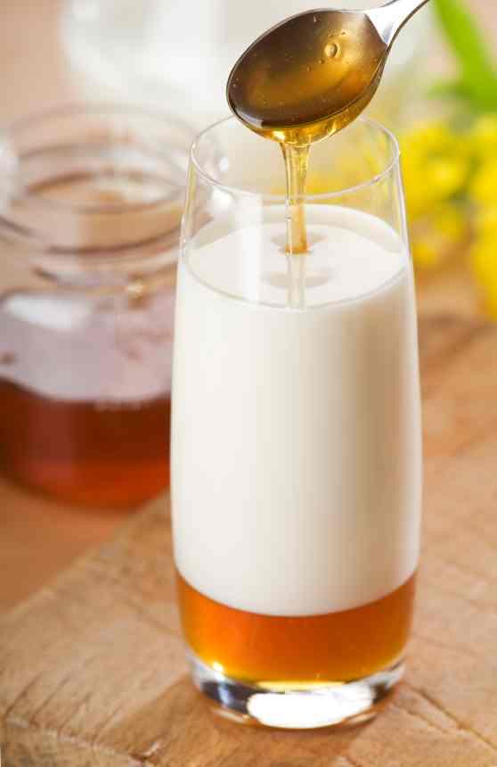 Remedios caseros para la tos nerviosa - Miel con leche y malva