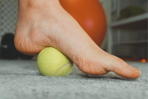 Ejercicios para la fascitis plantar en casa - Arco de masaje con pelota