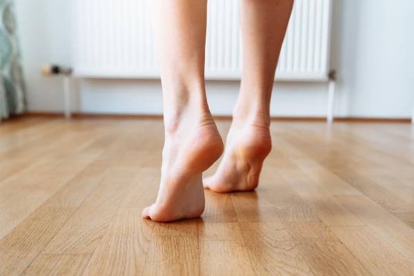Ejercicios para la fascitis plantar en casa - Caminar de puntillas