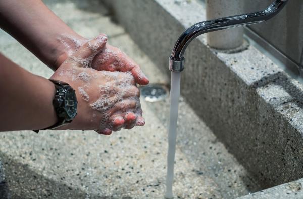 Hongos en las uñas de las manos: causas y tratamiento - Causas de los hongos en las uñas de las manos y factores de riesgo