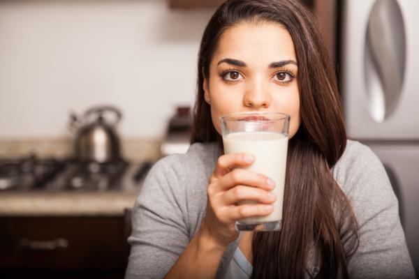 ¿La leche estriñe o es laxante?