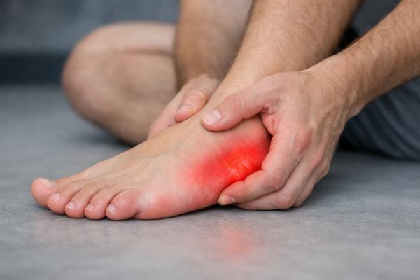 Dolor en el lateral externo del pie: causas y tratamientos