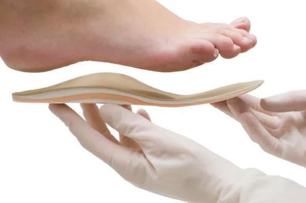 Dolor en el lateral externo del pie: causas y tratamientos - Uso de calzado inadecuado