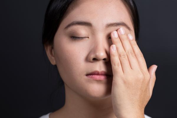 Sequedad ocular: síntomas y remedios - Parpadeo para promover lágrimas naturales en los ojos
