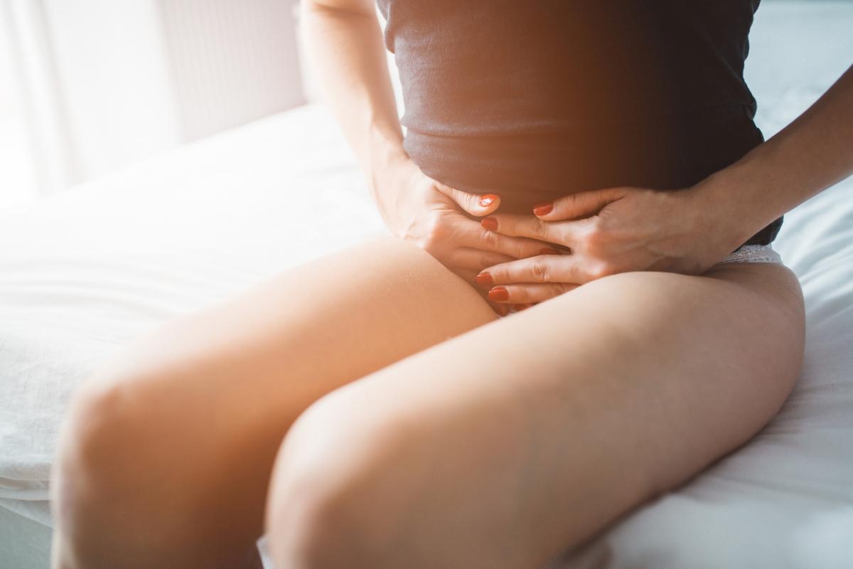 ¿Es normal tener la barriga hinchada después de una histeroscopia?