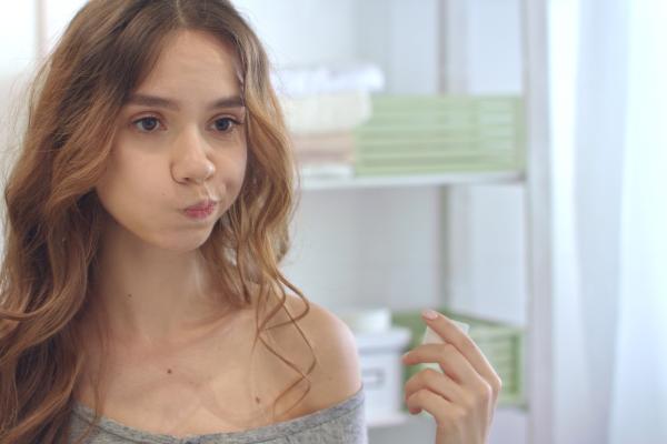 Oil pulling con aceite de coco: beneficios y contraindicaciones - Beneficios del oil pulling con aceite de coco y cómo hacerlo