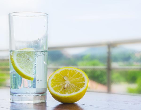 Remedios caseros para la inflamación del estómago - Agua con limón para la hinchazón del estómago