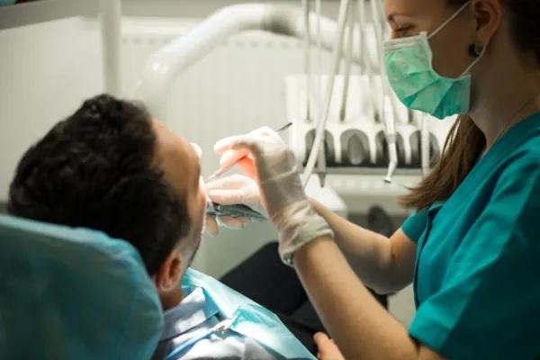 Llagas y heridas en el paladar: causas y cómo curarlas - Prótesis dentales