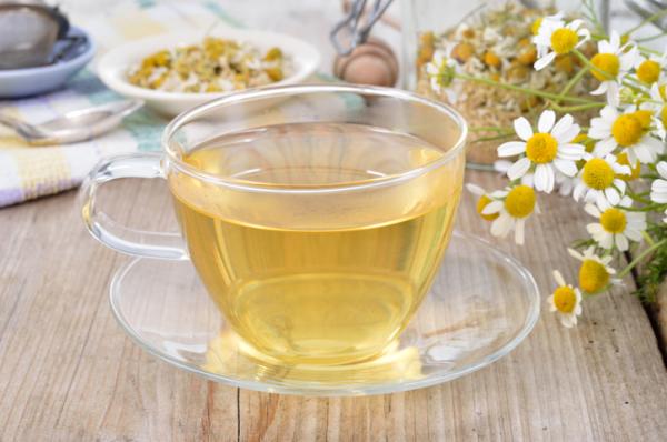 Remedios caseros para los hongos en el pene - Té de manzanilla, un antimicótico natural