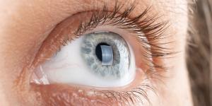 Mancha blanca en el iris del ojo: causas y tratamiento