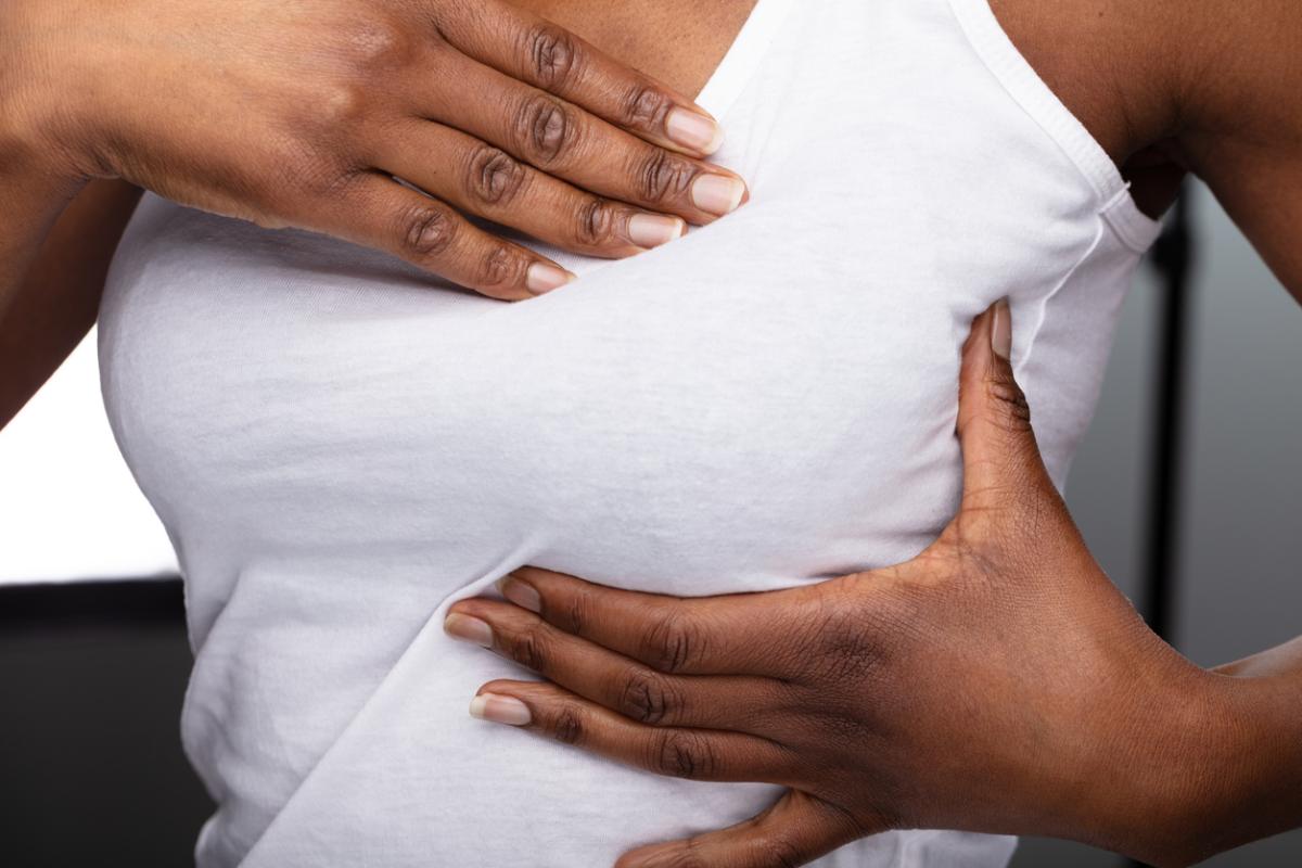 Bolitas de grasa en los senos: causas y tratamiento
