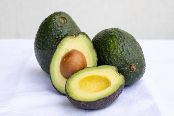 Alimentos ricos en triptófano y serotonina para mejorar el ánimo y la salud mental - Aguacates