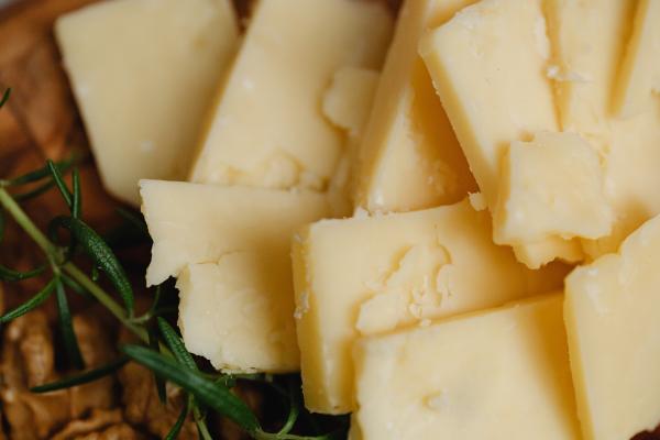 Alimentos ricos en triptófano y serotonina para mejorar el ánimo y la salud mental - Leche y queso