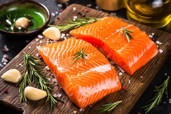 Alimentos ricos en triptófano y serotonina para mejorar el ánimo y la salud mental - Salmón