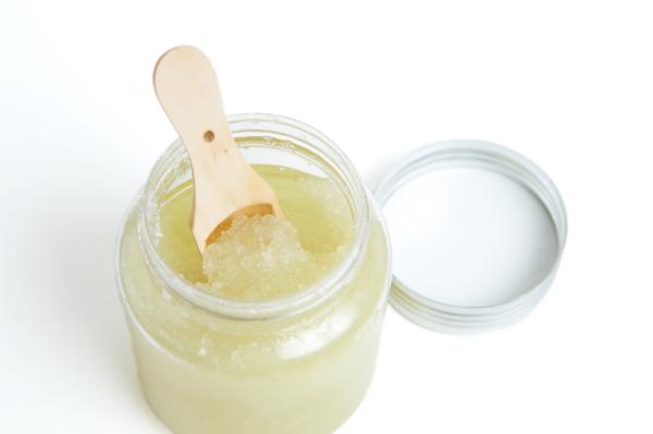 Remedios caseros para los talones agrietados - Exfoliantes para los talones agrietados