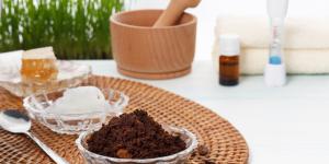 Cómo quitar las estrías con café y aceite de coco