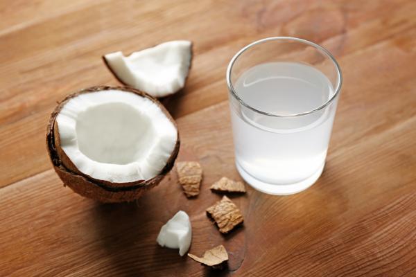 Los mejores antiácidos naturales - Agua de coco