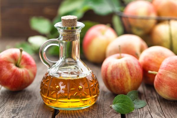 Dolor de piernas y cansancio: causas y remedios caseros - Aplicar vinagre de manzana para el dolor de piernas y cansancio