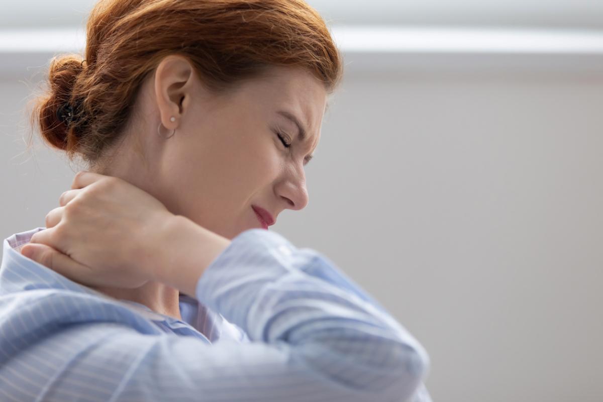Por qué no puedo mover el cuello y qué hacer