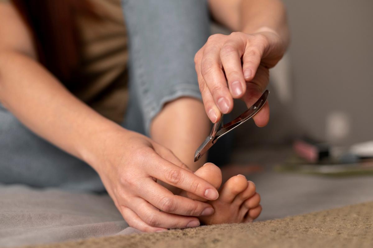 Uñas de los pies curvadas hacia abajo: causas y tratamiento