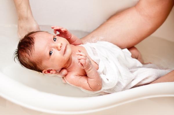 Consejos para aliviar los cólicos de los bebés - Baña al bebé