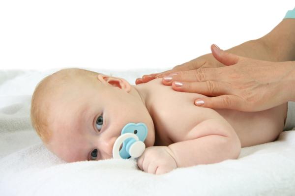Consejos para aliviar los cólicos de los bebés - Masajes