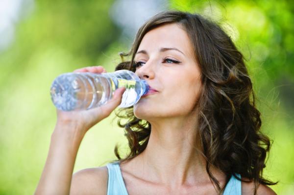 Beneficios de beber agua - Reduce la retención de líquido 