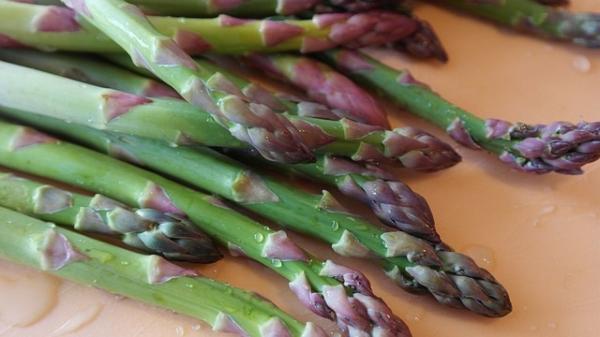 Alimentos ricos en ácido fólico - Espárragos al plato
