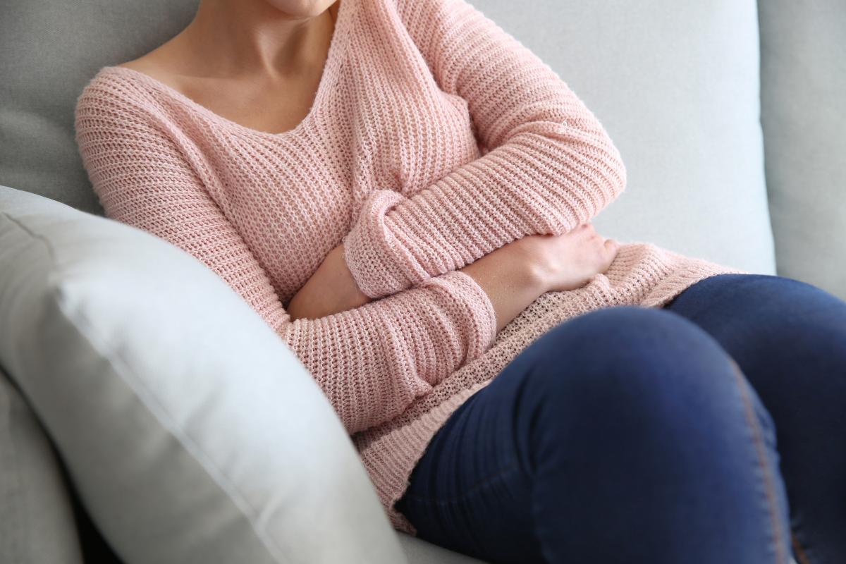Gases y dolor de ovarios: causas y tratamiento
