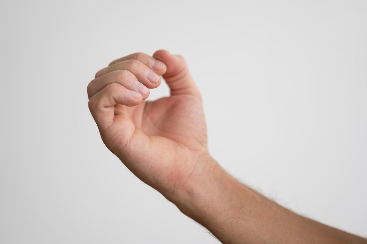 Me crece piel debajo de las uñas: causas y tratamiento