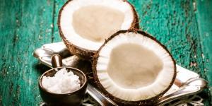 Aceite de coco para el pelo graso: beneficios y cómo usarlo