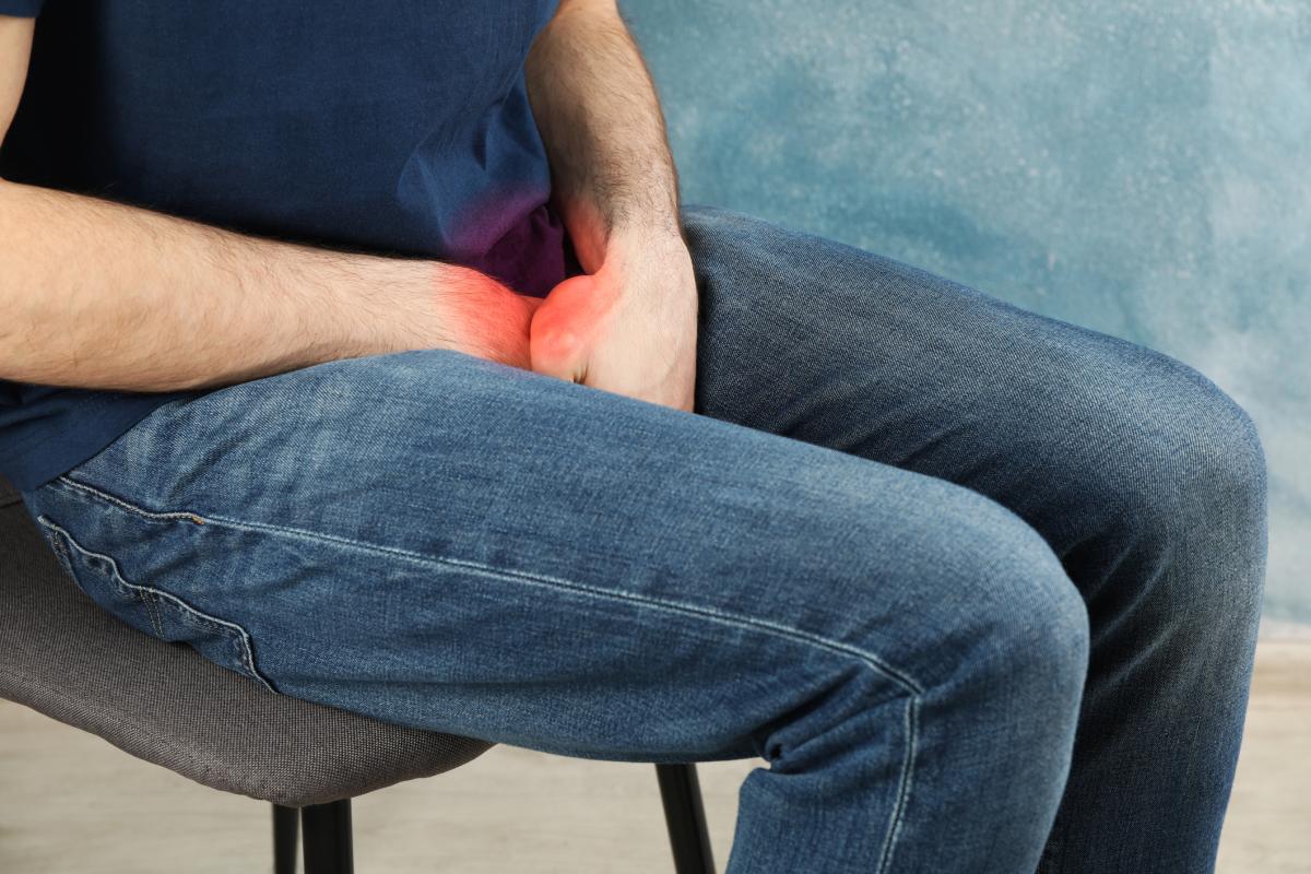 Dolor testicular al estar sentado: causas y tratamiento