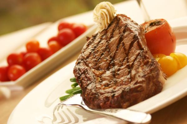 5 recetas para reducir los triglicéridos - Carne magra a la plancha con patatas al horno