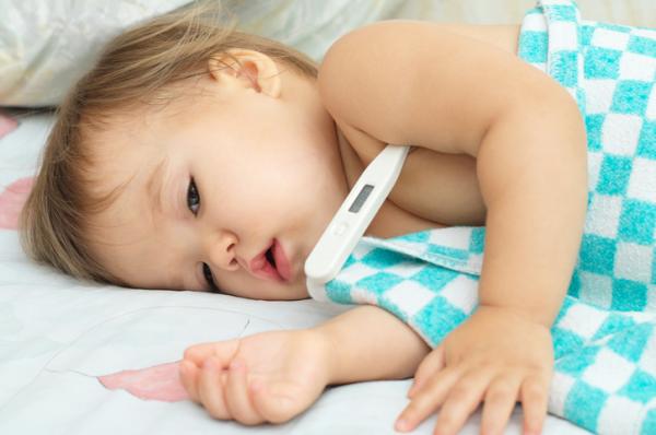 Remedios para bajar la fiebre en niños - Quitarle la ropa al niño