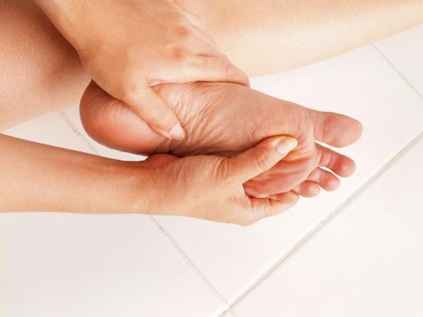 Dolor en la planta del pie al caminar: causas y tratamiento - Fisioterapia para el dolor en la planta del pie al caminar