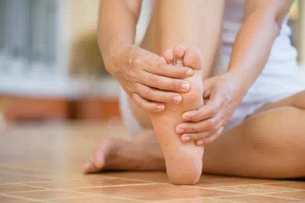 Dolor en la planta del pie al caminar: causas y tratamiento - Síntomas que pueden acompañar el dolor de la planta del pie