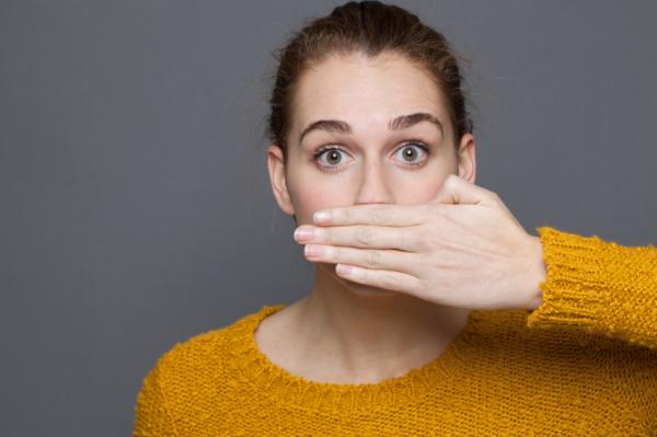 Beneficios de la miel con canela - Combatir el mal aliento