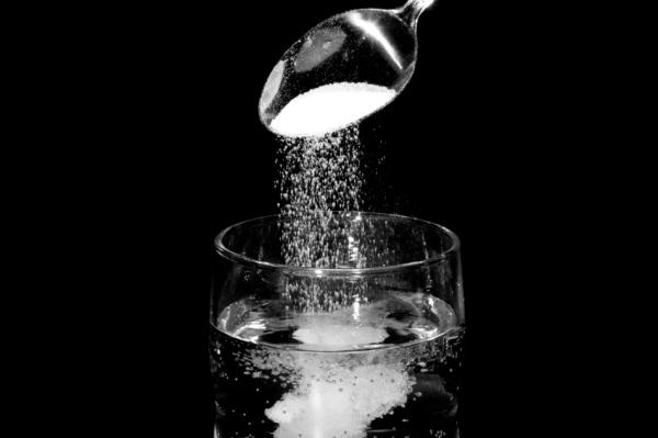 Remedios caseros para el dolor de garganta en el embarazo - Gárgaras de agua y sal, reducen el dolor y la infección