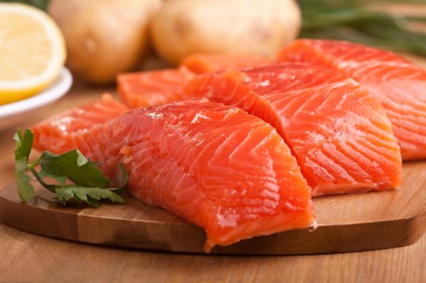 10 alimentos antiedad para mantenerse joven - Salmón, gran fuente de omega 3