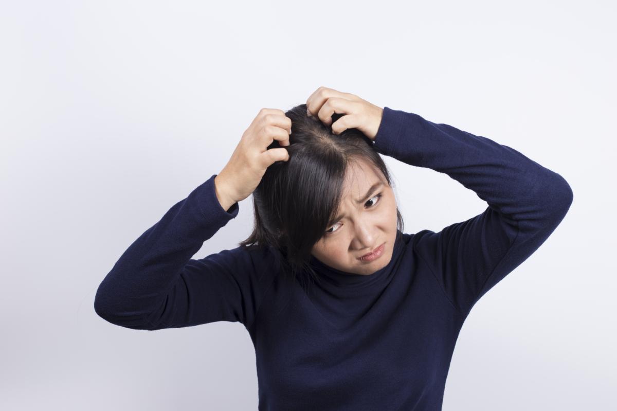 ¿Por qué me pica la cabeza y se me cae el pelo?