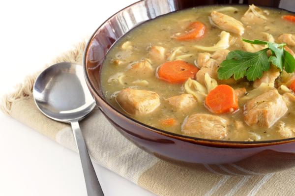 Remedios caseros para el dolor de garganta - Una buena sopa de pollo siempre ayuda