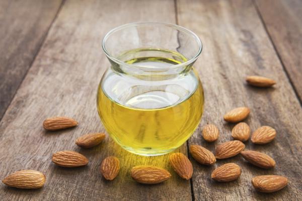 Remedios caseros para la piel irritada - Aceite de almendras