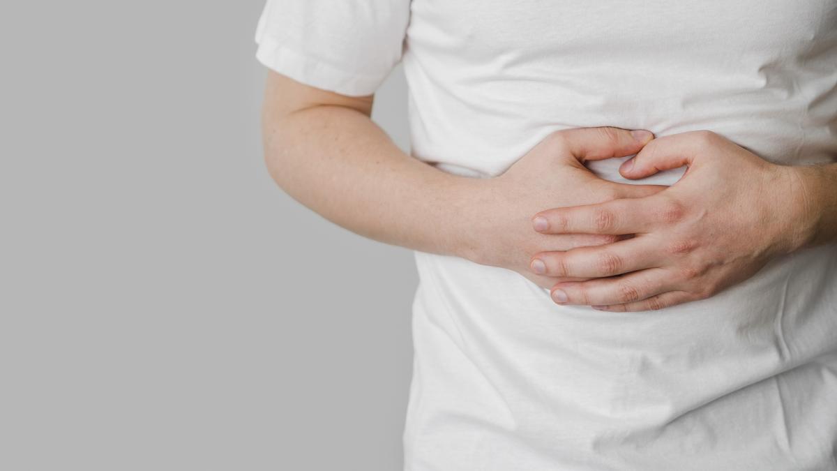 Bulto entre las costillas y el estómago: causas y tratamiento