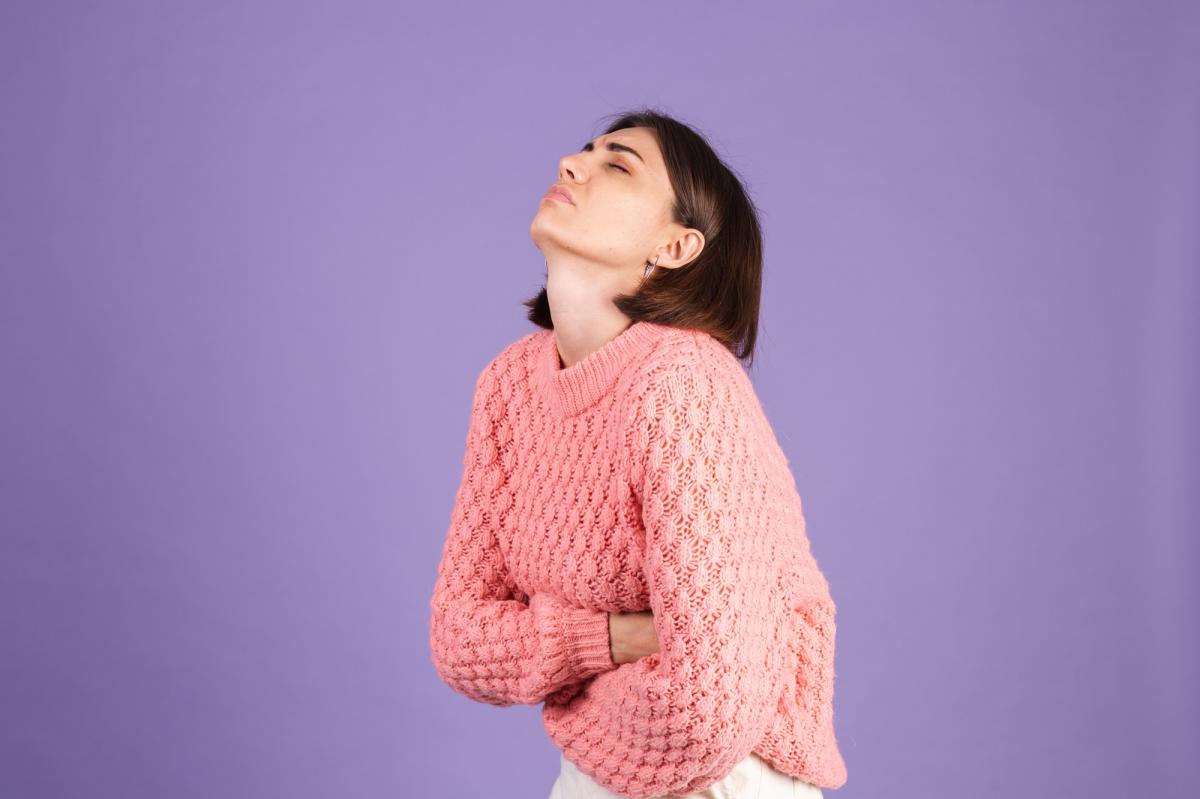 Dolor abdominal y sangrado por el ano: causas y tratamiento