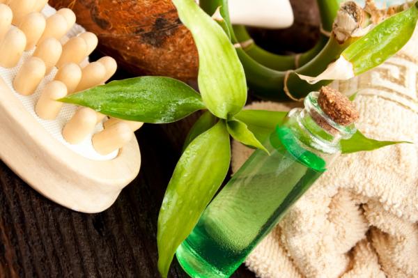 Remedios caseros para los hongos en los pies - Aceite de árbol de té, el mejor antifúngico natural