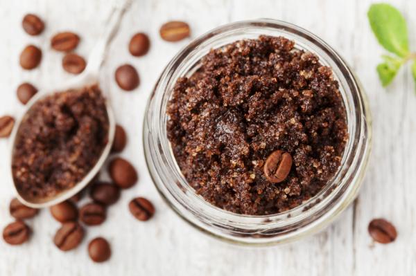 Remedios caseros para arrugas profundas - Exfoliación con café molido para disminuir las arrugas profundas